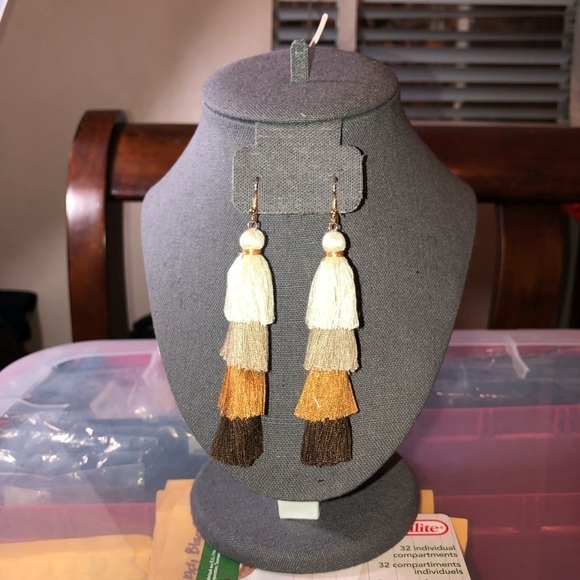 Neutral Tones Tiered Tassel Dangle Earrings NEW - Picture 3 of 4